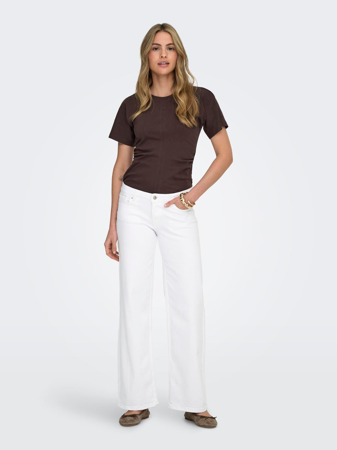 model_shot-front_full